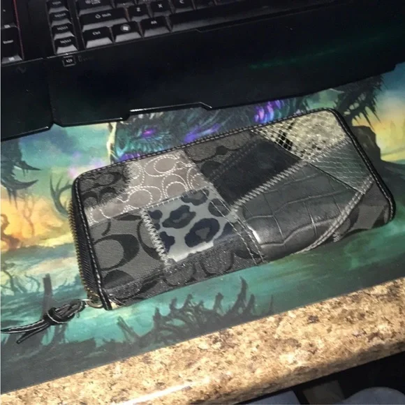 Coach Patchwork Zoe Wallet 12 card slots 💕 - Picture 2 of 13